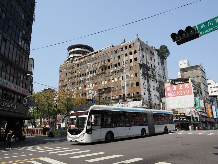 台中市の刑務所跡地の廃屋は木の根に飲み込まれ、廃ビルはまだ営業していた【台湾“廃”めぐり】