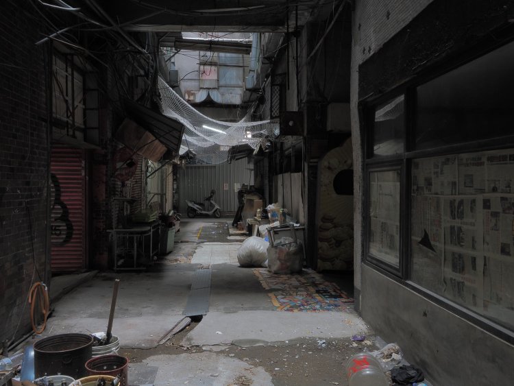 A棟とB棟の間は通行できる。上から落下物に注意とのこと。