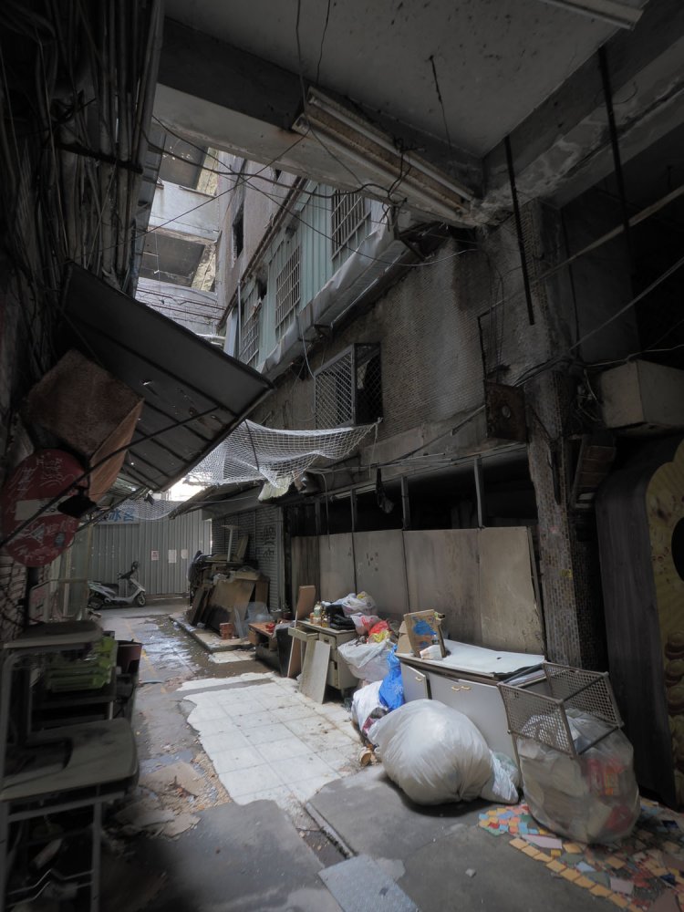 1階部分の中庭というのか、A棟とB棟の間は生活通路となっており、裏手の道へと出られる。限りなく廃墟に近い現役。