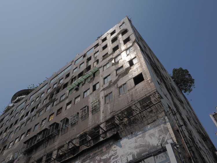 街中から仰ぎ見る。立派な木が生えるビル。強烈なインパクトがある。屋上が気になるが、後ろ髪を引かれる思いで別れを告げて台中を去った。