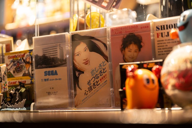 ゲームCDが王道から超レア品までいろいろ置いてあり、その多彩さにも驚く。リクエストすればかけてもらえるし、ジャケを見ているだけでも楽しい。