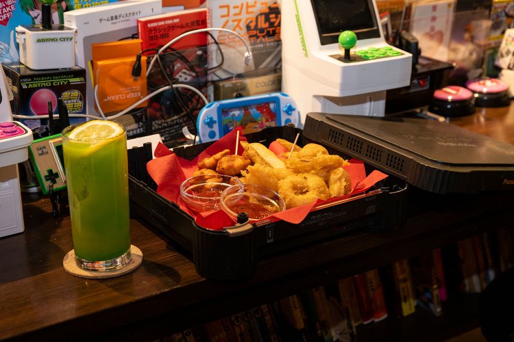 人気メニュー「3DO」は、パナソニックが発売していた同名の家庭用ゲーム機のなかに揚げ物が入っている、驚きの内容。