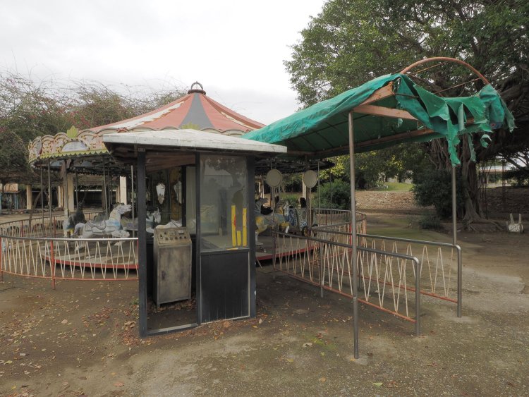 メリーゴーラウンドに寄ってみる。入り口は朽ちているのが分かり、子供たちが笑顔で跨ったお馬さんや馬車も埃を被っていた。