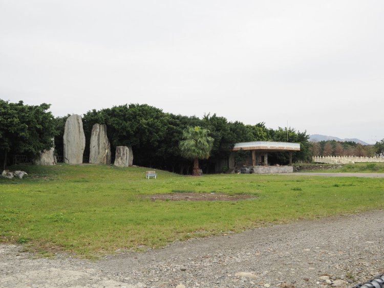 石頭公園内は庭園が整備されている。何かの広場だが舞台が既に“廃”っぽい……。