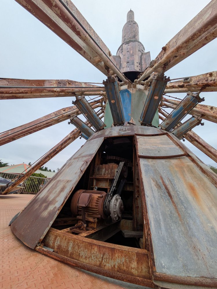 動力装置が見えていた。