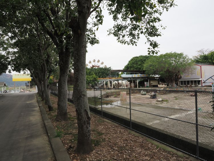 メインストリート？を進んでいくと右手に廃遊園地が現れてホッとした。