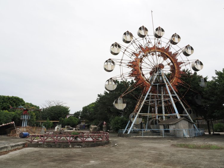 石頭公園廃遊園地の目玉というべき観覧車。映画『すずめの戸締り』で台湾では聖地化しているとか。朽ちた観覧車の姿は、廃なるもの好きとしてはグッとくるものがある。