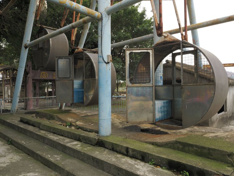 観覧車のゴンドラは今でも誰かを待っているかのようにドアを開けている。