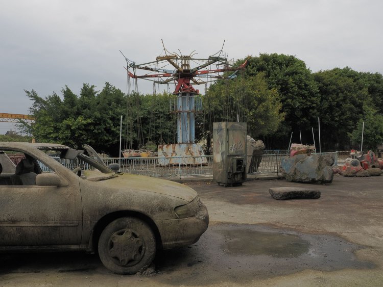 泥だらけになった自動車がロケセットのように思えてしまう。これはこれで味があるのだが、その存在が気になるのだ。