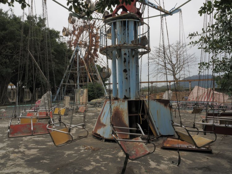 電動ブランコは微風で揺れて、ついさっきまで人が乗っていたような錯覚に陥った。