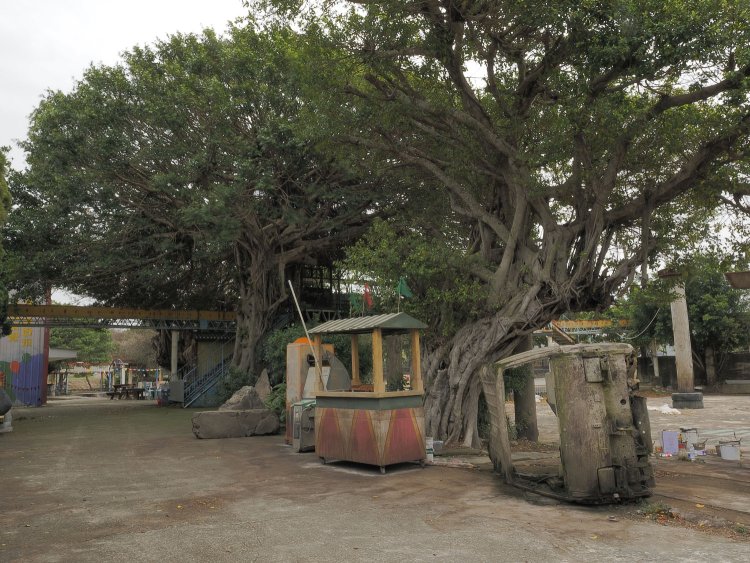 自動車が作為的に転がっている。これは何を意味するのか、後々に判明することとなる。