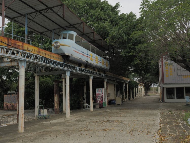 劇画調の空想科学読本に登場しそうなフォルムのモノレール電車。ボンネット部には動力のモーターが仕込まれていた。30年間モノレール軌条に跨ったまま健在である。