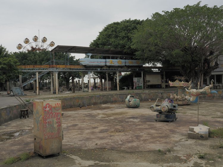 手前は遊具をぶつけながら遊ぶコーナーだったらしい。メリーゴーラウンドのお馬さんが逆さまに突き刺さっているのは謎。