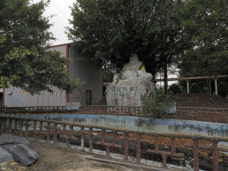 ところどころ、神様や仏像が配置されているのも台湾の施設らしい。恰幅の良い神様。布袋様かなぁ。「皆大歓喜」と記されている。