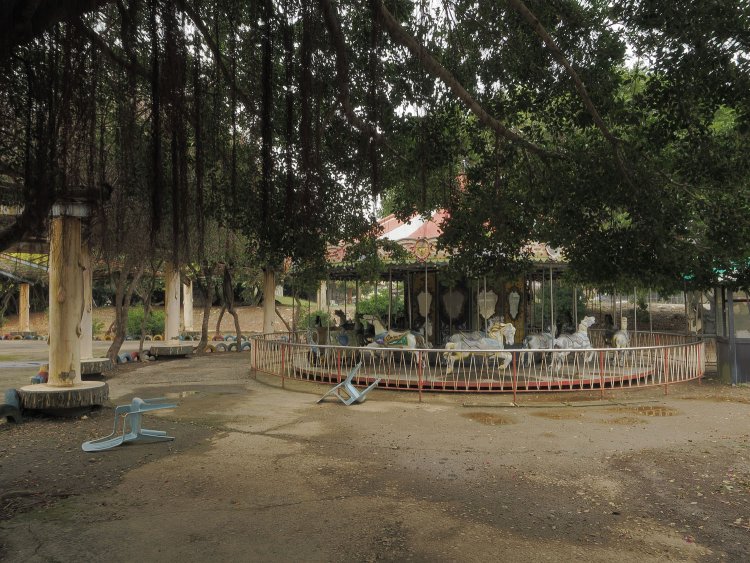 メリーゴーラウンド。遠目からだと今にも動きそうなのだが……。