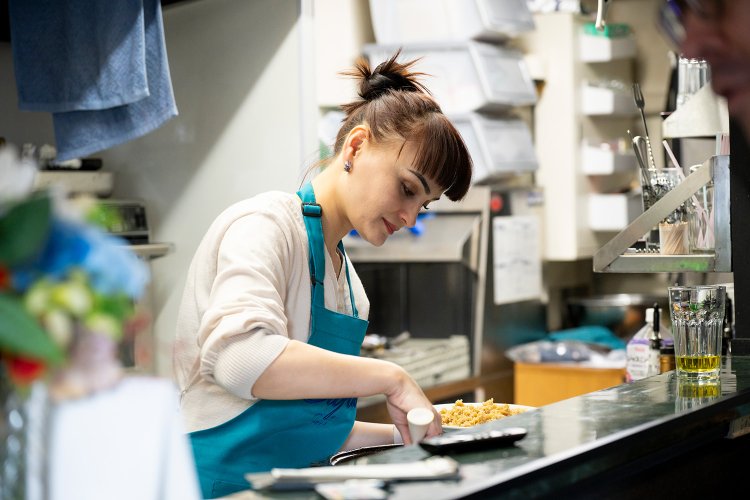 ていねいに調理をしていくザラさん。