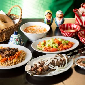 日本で暮らすウズベキスタン人にはちょっと知られた発信拠点。綾瀬『Safia Cafe Bar』で美食の街の味を