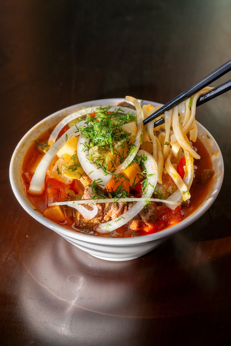 シルクロードの麺料理ラグマン950円もおすすめ。中央アジアのソウルフードといえる。