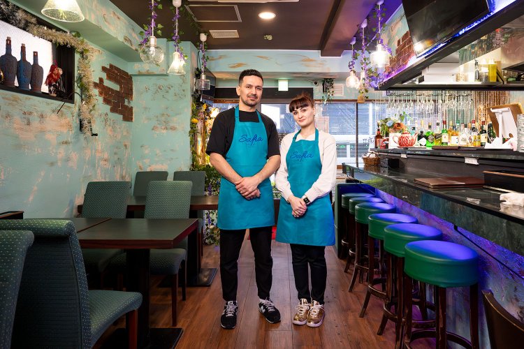 夫婦で店を切り盛りする。ウズベキスタンで結婚し、日本で生きていくことを選んだ。