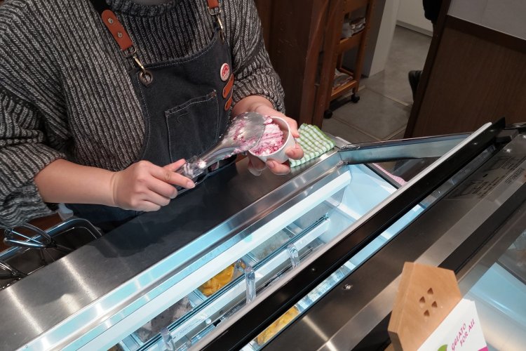 1種類目のジェラートをカップに盛り付けるところ。もう1種類を重ねるための隙間を少し空けてある。