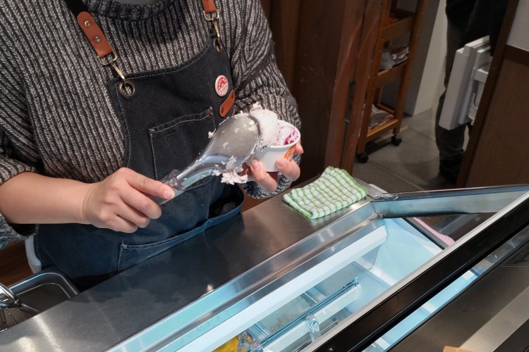 2種類目のジェラートを大胆かつ丁寧に盛っていく。仕上げに形を整えれば出来上がり。