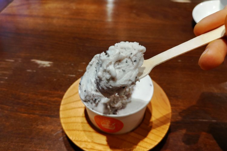 バナナチョコチップをひと口。なめらかな舌触りのジェラートにパリパリのチョコチップがマッチする。