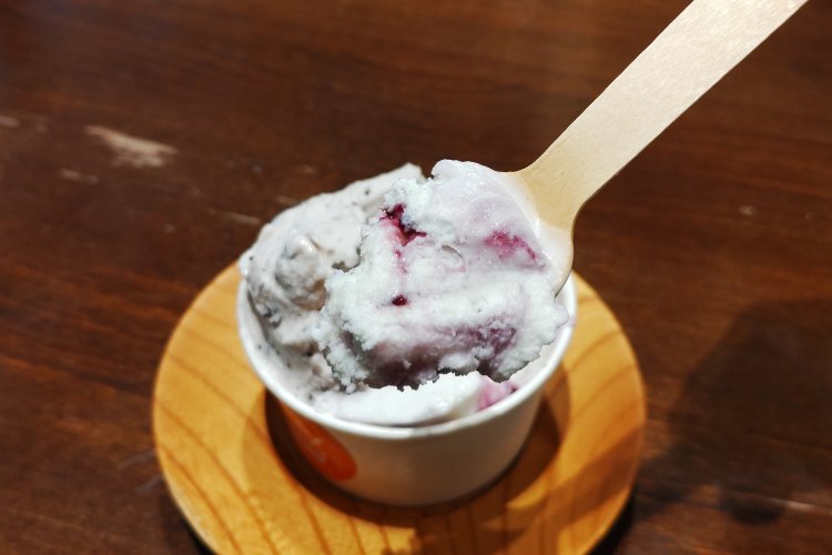 いちばん人気のクリームチーズwithベリーソース。ブルーベリーの甘酸っぱさがたまらない。