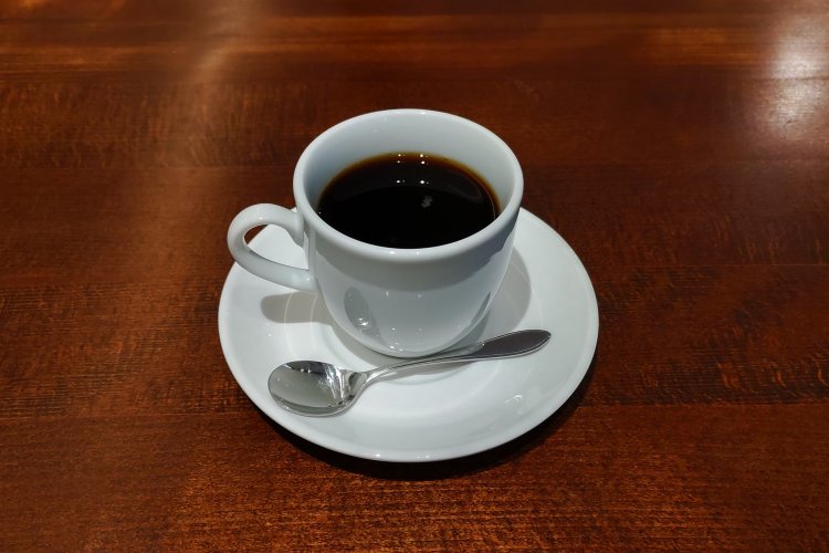 ハンドドリップで淹れるコーヒー（ホット）は、苦味、香り、甘みにこだわった一杯。