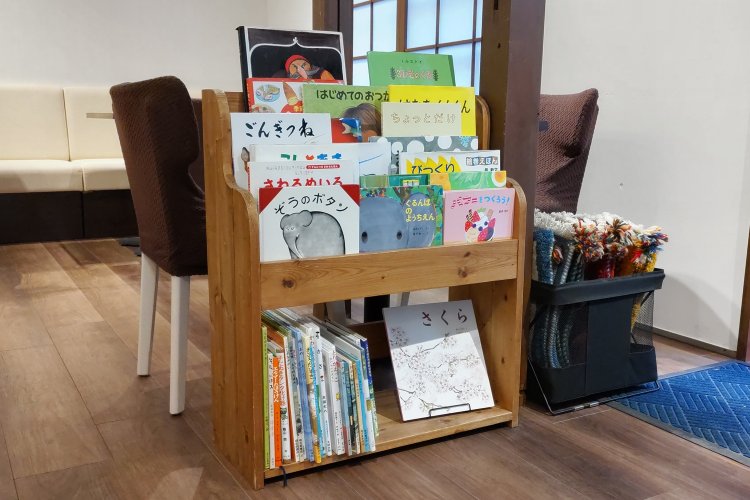 ラックに設置してある絵本は自由に閲覧可能。子連れのお客さんに重宝されている。