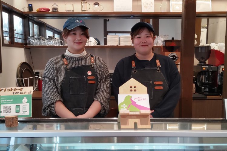 撮影に協力してくれたのは副店長の小林さん（左）とスタッフの髙橋さん（右）。