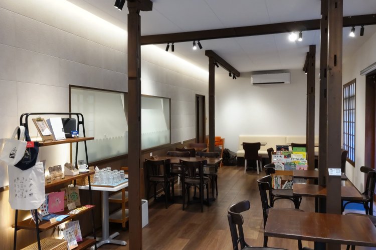 古民家の柱を生かした清潔感のある店内は、お手洗いを含めてバリアフリー設計になっている。