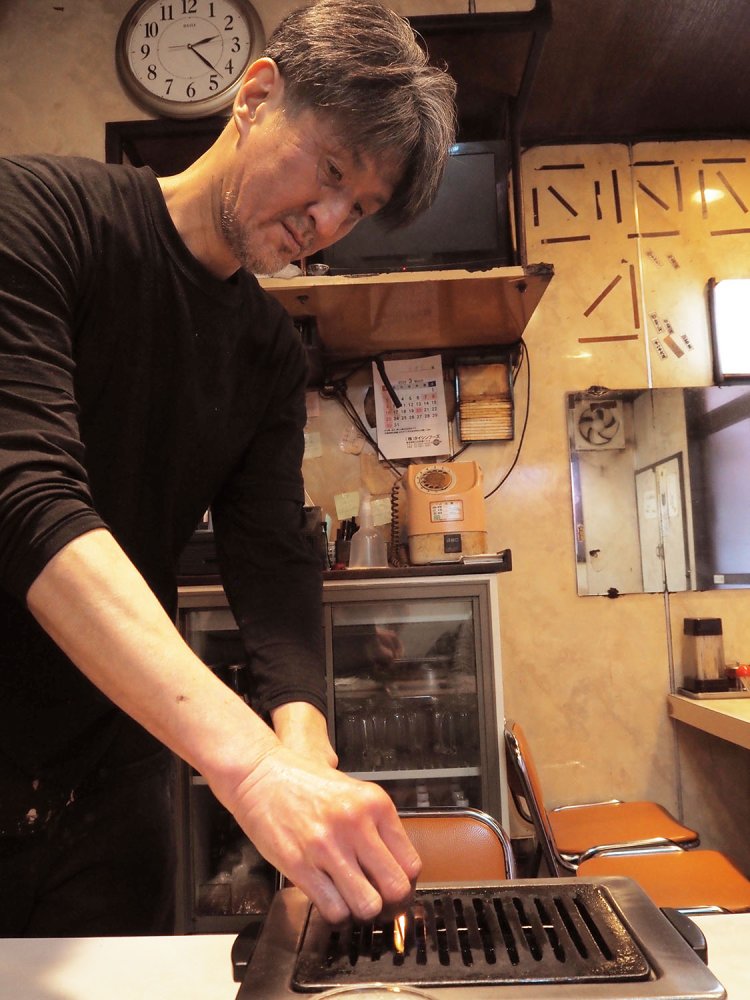 店主の西原正浩さん。