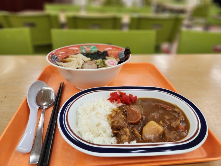 多彩な選択肢がうれしい『台東区職員食堂 チカショクさくら』。ボリューム満点のセットメニューからヴィーガン料理まで！