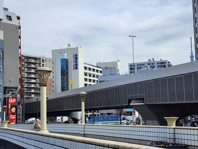 左前方に区役所が見える。高速道路をくぐった先の階段を下りよう。