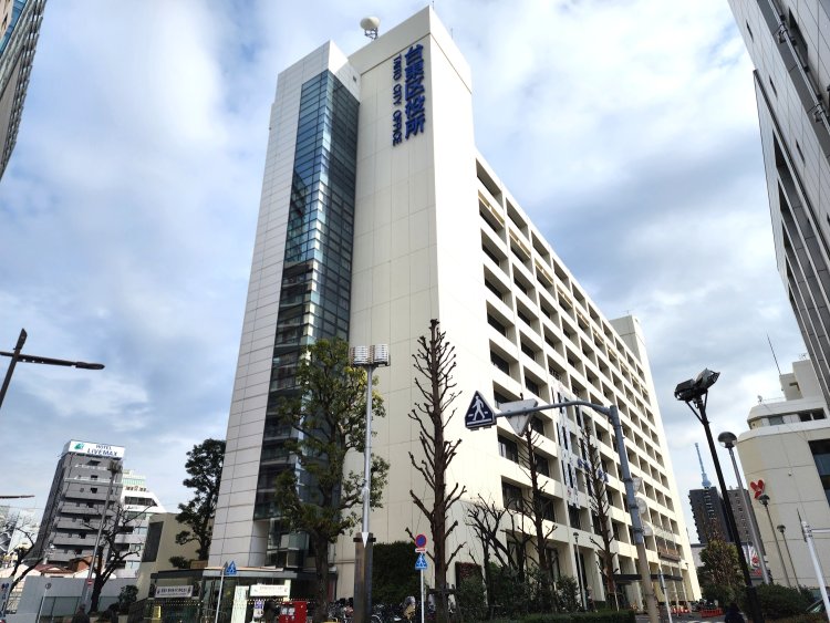 手前の入り口は「上野側（西側）出入口」。