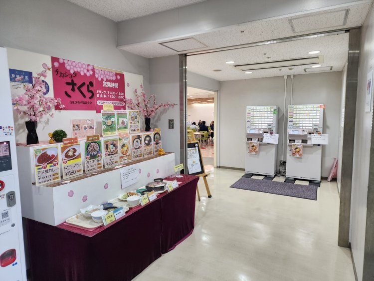 食堂の入り口にはメニューのサンプルが並ぶ。