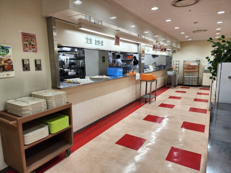 厨房カウンターと座席はついたてで仕切られている。