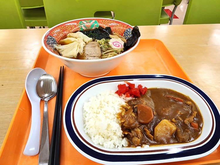 さくらセット（カレー）710円。カレーがだいぶ大きく見えるがこれでミニサイズ。