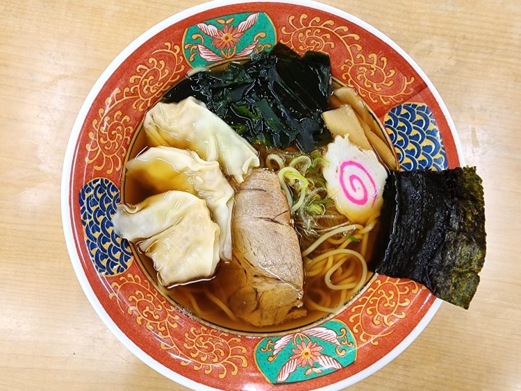 かっぱ橋らーめん。この日はサービスで雲吞（ワンタン）がトッピングされていてラッキー！