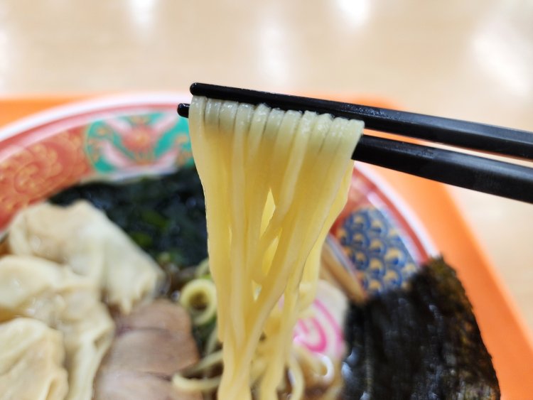 麺はのど越しのいいストレートの中細麺。