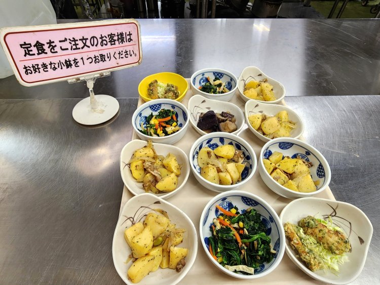 定食を注文する流れで好みの小鉢を1つチョイスしてトレーにのせる。