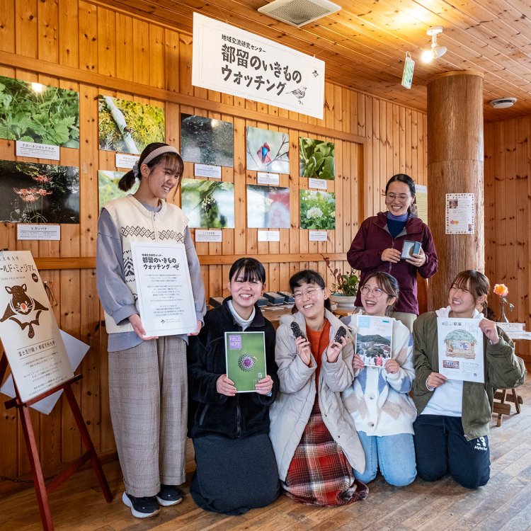 展示に携わった大学生の皆さんと協力研究員で同大卒業生の菊池香帆さん（後列右）。