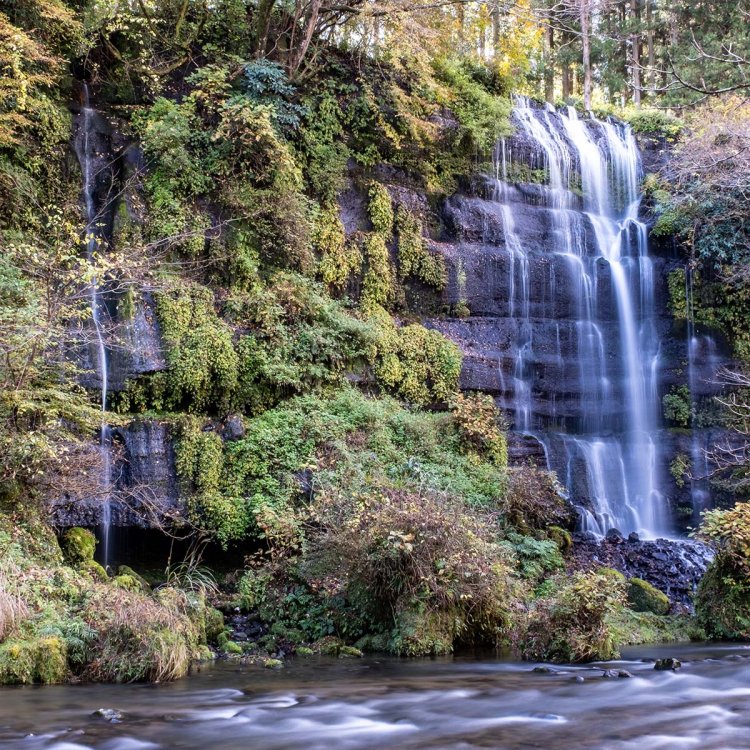 崖に沿って優美に流れ落ちる太郎・次郎滝。