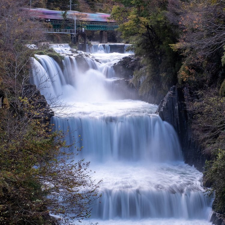 田原の滝の上部を富士急行線の車両が軽やかに走り抜ける。