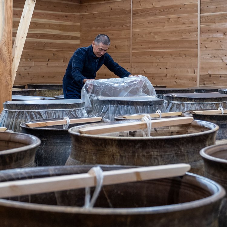 熟成後の酢は濾過せずに滋味を残し、甕（かめ）の中の上澄みのみを瓶詰めする。