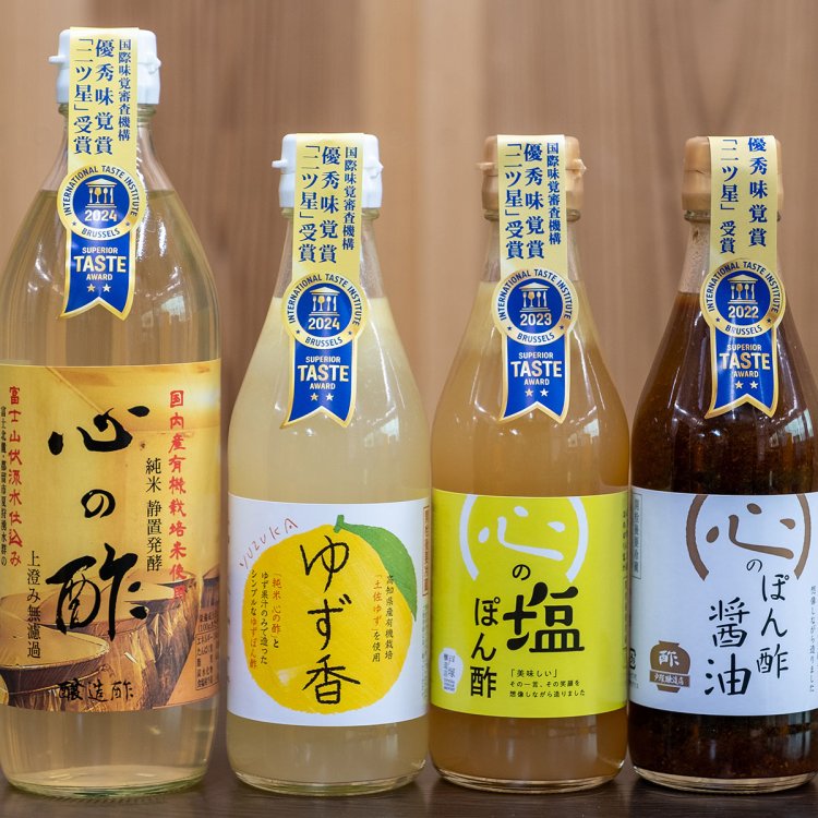左から、心の酢（500ml886円）・ゆず香・塩ぽん酢・ぽん酢醤油。