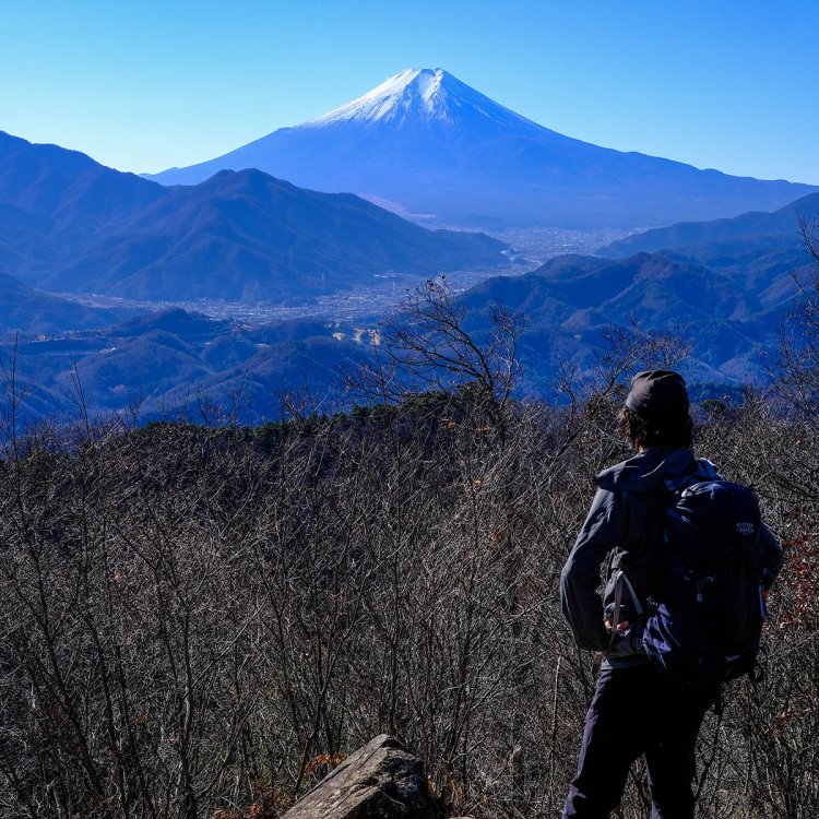 標高976ｍの高川山から都留市街越しに富士山を望む。