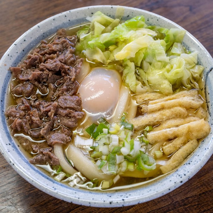 馬肉･キャベツ･油揚げ･ネギがのった肉月見うどん並600円。