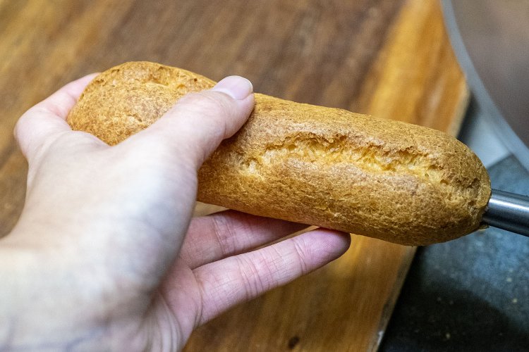 シューは購入時にその場で新鮮なクリームを入れてくれる。