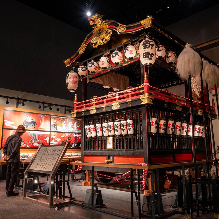 例年夏の終わりに行われる八朔祭で曳かれる大きな屋台も展示。